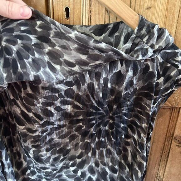 Ann Taylor Size 2 Blouse Layered Watercolor Floral Black Gray Short Sleeve Silk - Picture 5 of 14